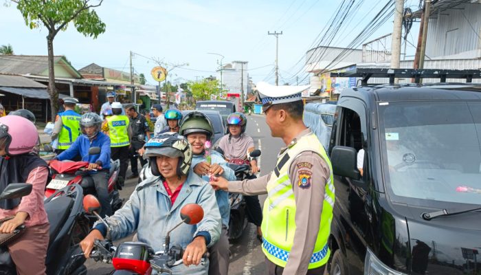 Dikira Razia, Pengendara di Simpang Nanas Toboali Justru Dapat Helm Gratis dari Satlantas Basel