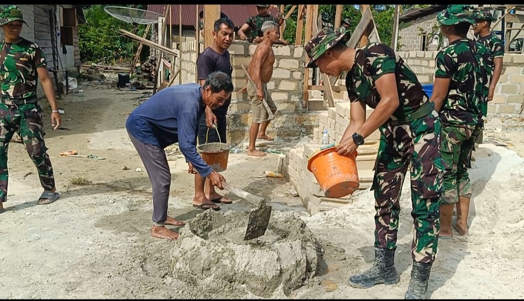TNI Rehab Rumah Tak Layak Huni di Desa Penutuk Lewat TMMD Ke-127