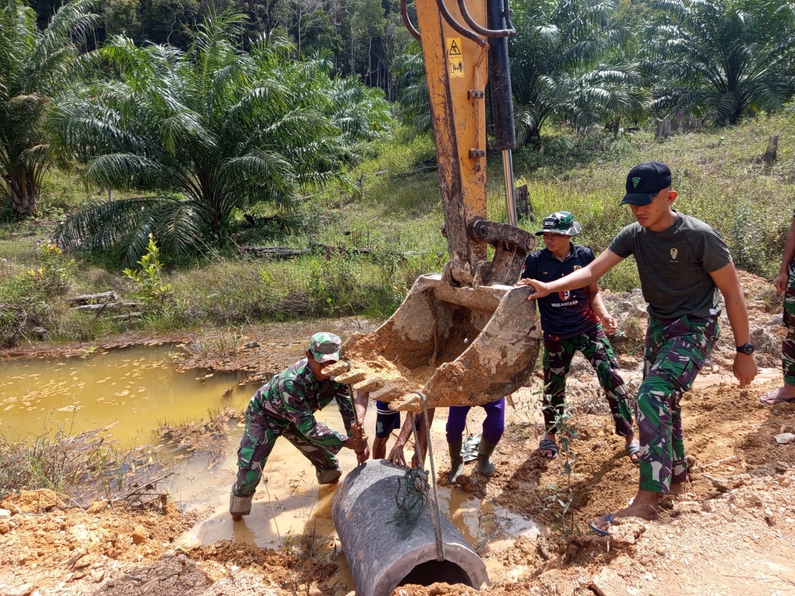 Satgas TMMD Pasang 10 Gorong-Gorong Beton di Pulau Lepar