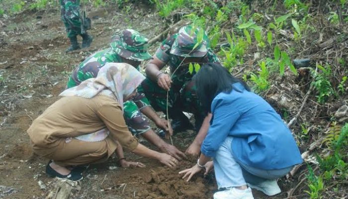 Hijaukan Pulau Lepar, TNI dan Warga Desa Penutuk Kompak Tanam 300 Pohon