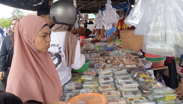 Pasar Ramadhan Mentok Jadi Simbol Kerukunan, Warga Melayu dan Tionghoa Berburu Takjil Bersama