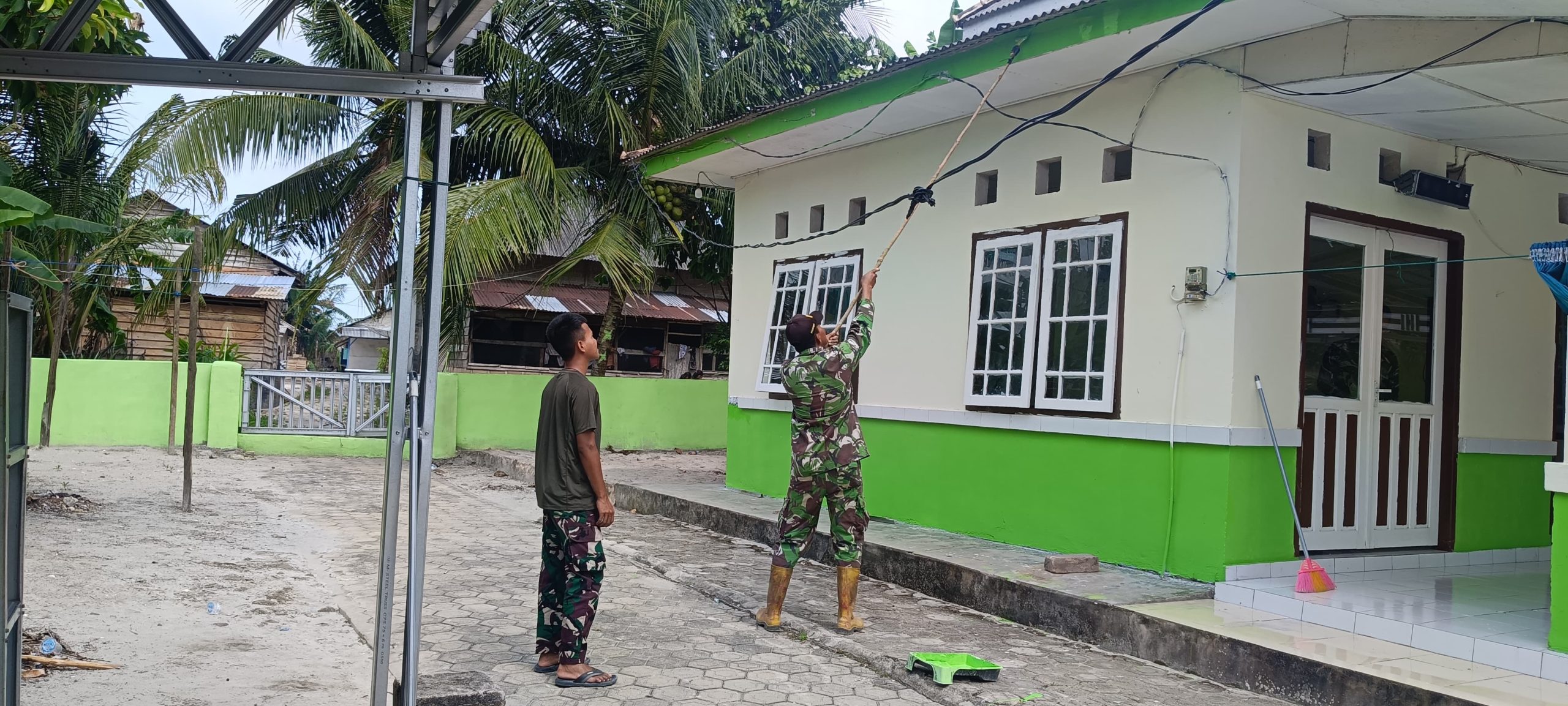 Demi Ibadah Lebih Khusyuk, Satgas TMMD Percepat Rehab Mushola di Pulau Lepar