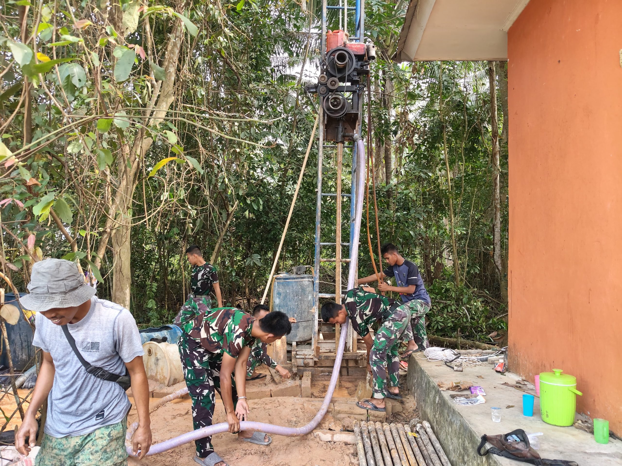 Atasi Krisis Air Bersih di Pulau Lepar, Satgas TMMD ke-127 Kodim 0432/Basel Bangun Sumur Bor