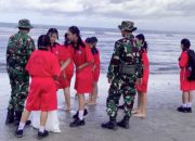 Sehari Usai Instruksi Presiden, TNI Bersama Pelajar Gotong Royong Bersihkan Sampah di Pantai Kuta Bali
