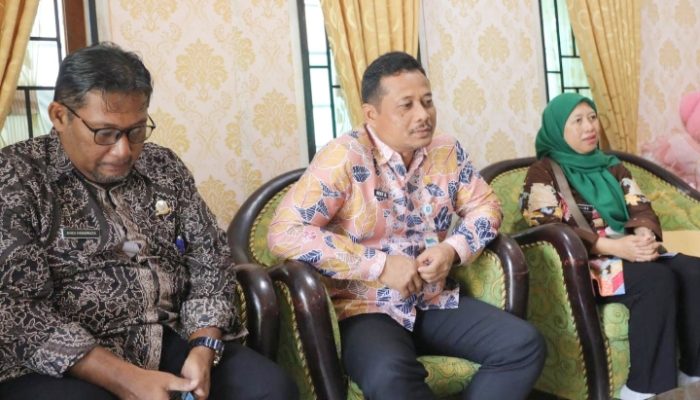 Pj Sekda Wakili Gubernur Serahkan Bantuan