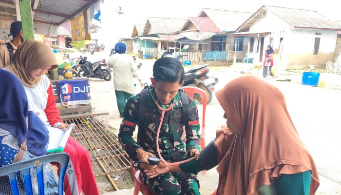 Tak Hanya Bangun Jalan, Satgas TMMD Ke-127 Gelar Penyuluhan Posbindu di Desa Penutuk