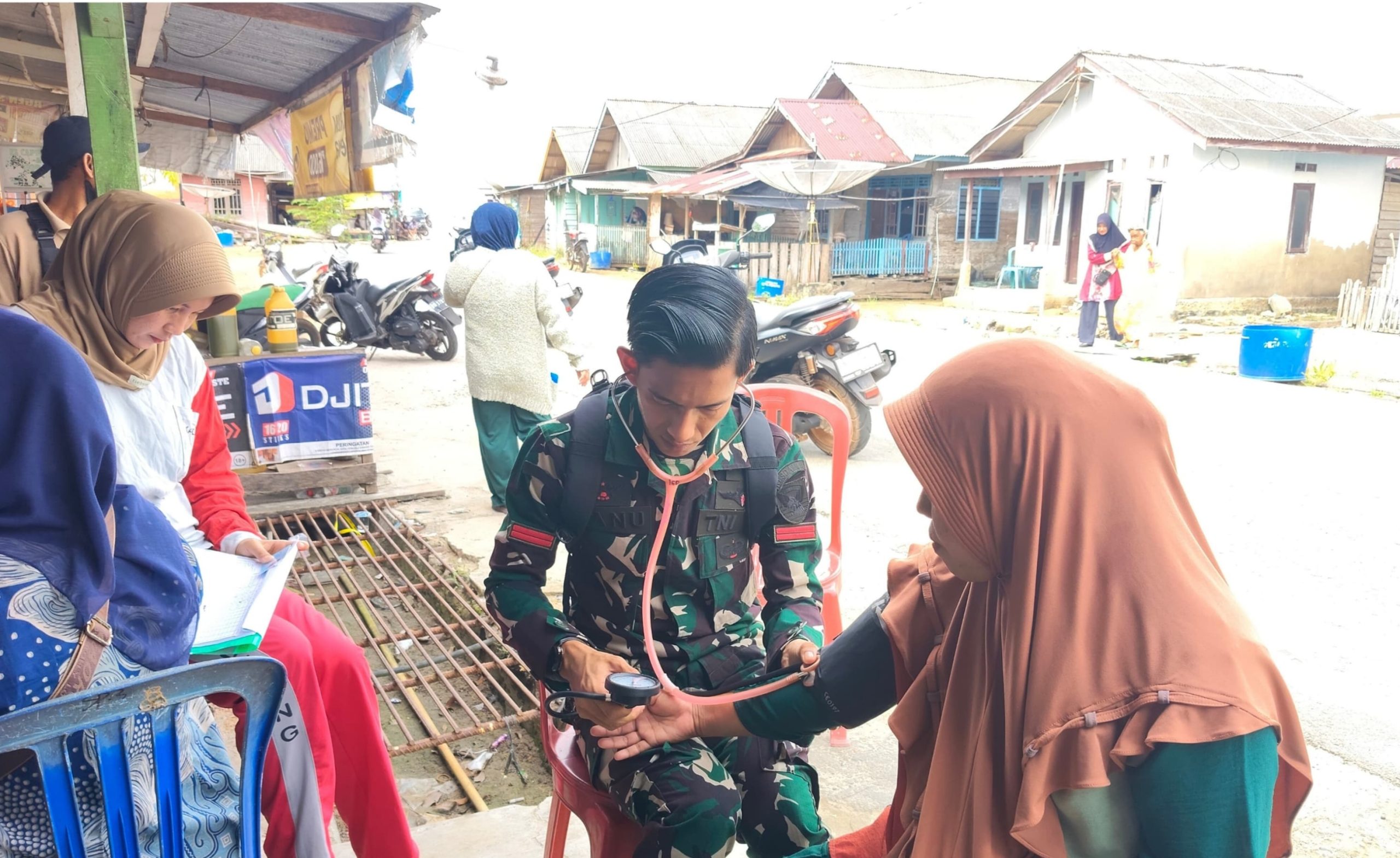 Tak Hanya Bangun Jalan, Satgas TMMD Ke-127 Gelar Penyuluhan Posbindu di Desa Penutuk