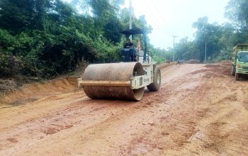 Gunakan Alat Berat, Jalan Persawahan 5,5 Km TMMD di Desa Penutuk Pulau Lepar Masuk Tahap Pemadatan