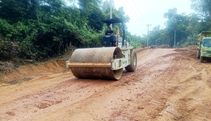 Gunakan Alat Berat, Jalan Persawahan 5,5 Km TMMD di Desa Penutuk Pulau Lepar Masuk Tahap Pemadatan