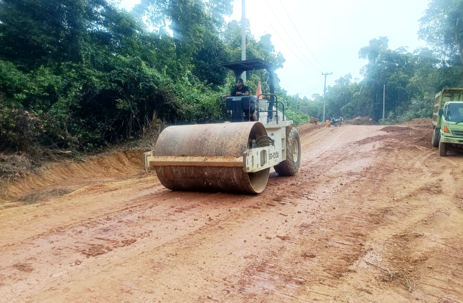Gunakan Alat Berat, Jalan Persawahan 5,5 Km TMMD di Desa Penutuk Pulau Lepar Masuk Tahap Pemadatan