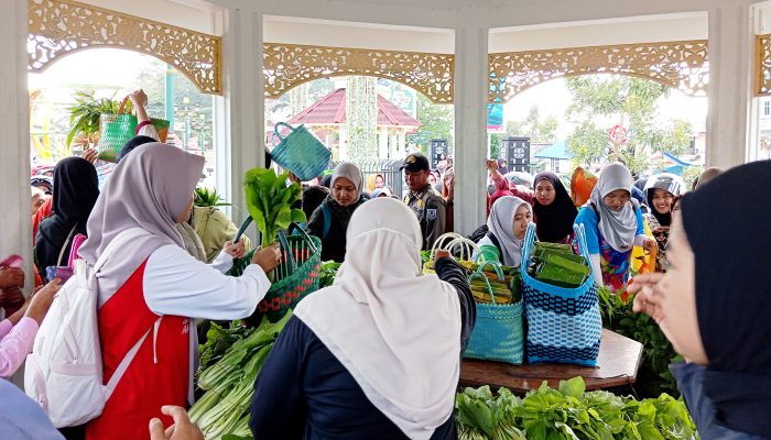 DLH Basel Gaungkan Gerakan Minim Sampah Lewat Bagi Sayur Gratis Tanpa Kantong Plastik