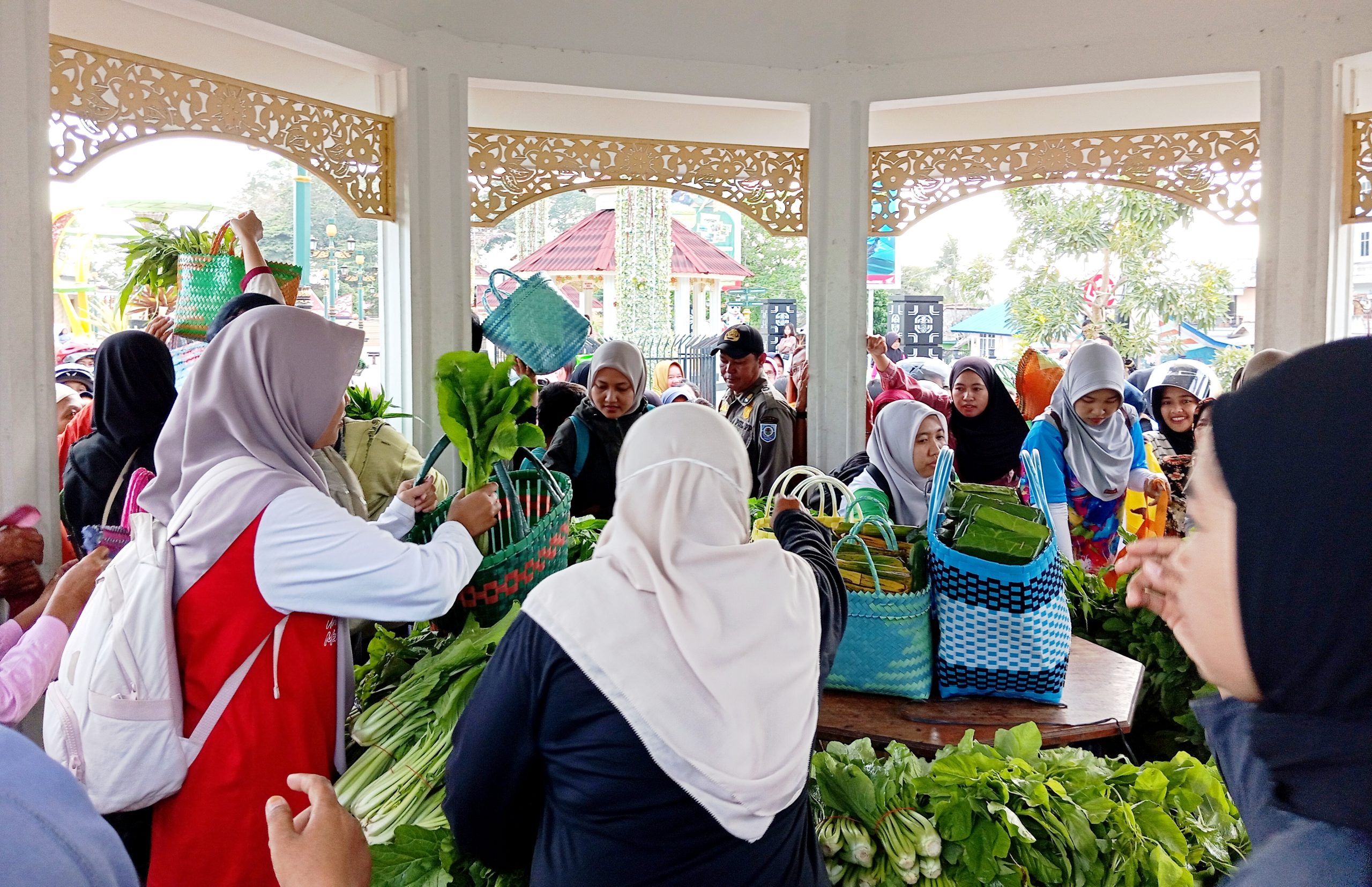 DLH Basel Gaungkan Gerakan Minim Sampah Lewat Bagi Sayur Gratis Tanpa Kantong Plastik