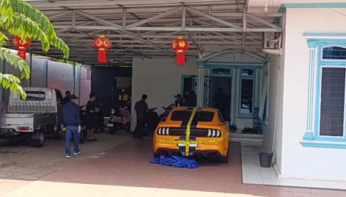 Mobil Mewah di Rumah Asui Kaposang Dipasangi Garis Polisi Saat Penggeledahan Bareskrim