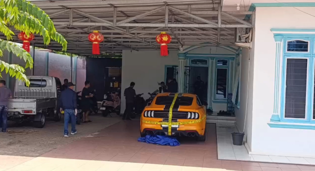Mobil Mewah di Rumah Asui Kaposang Dipasangi Garis Polisi Saat Penggeledahan Bareskrim