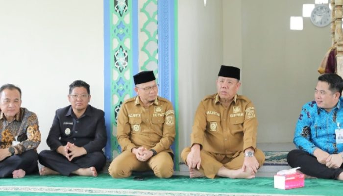 Pemprov Babel perkuat layanan kesehatan warga desa melalui penyerahan ambulans operasional