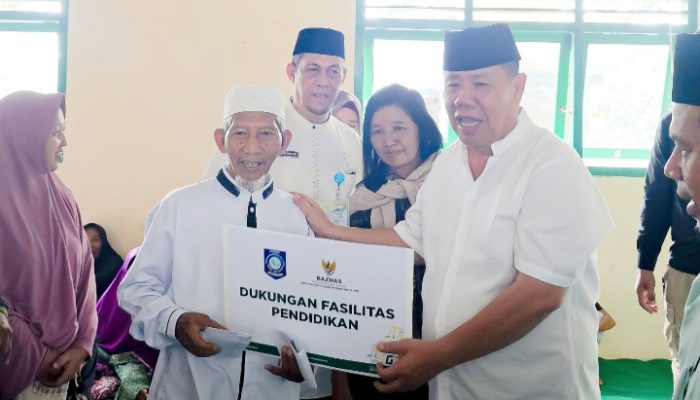 Gubernur turun langsung menyerahkan zakat pada Ramadan 1447 Hijriah