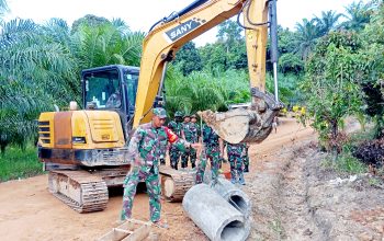 Perlancar Akses Sawah Desa Penutuk, Satgas TMMD Ke-127 Kebut Pasang 10 Gorong-Gorong