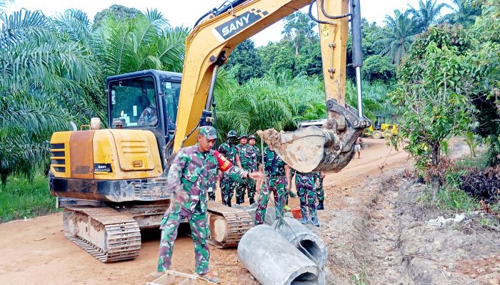Perlancar Akses Sawah Desa Penutuk, Satgas TMMD Ke-127 Kebut Pasang 10 Gorong-Gorong