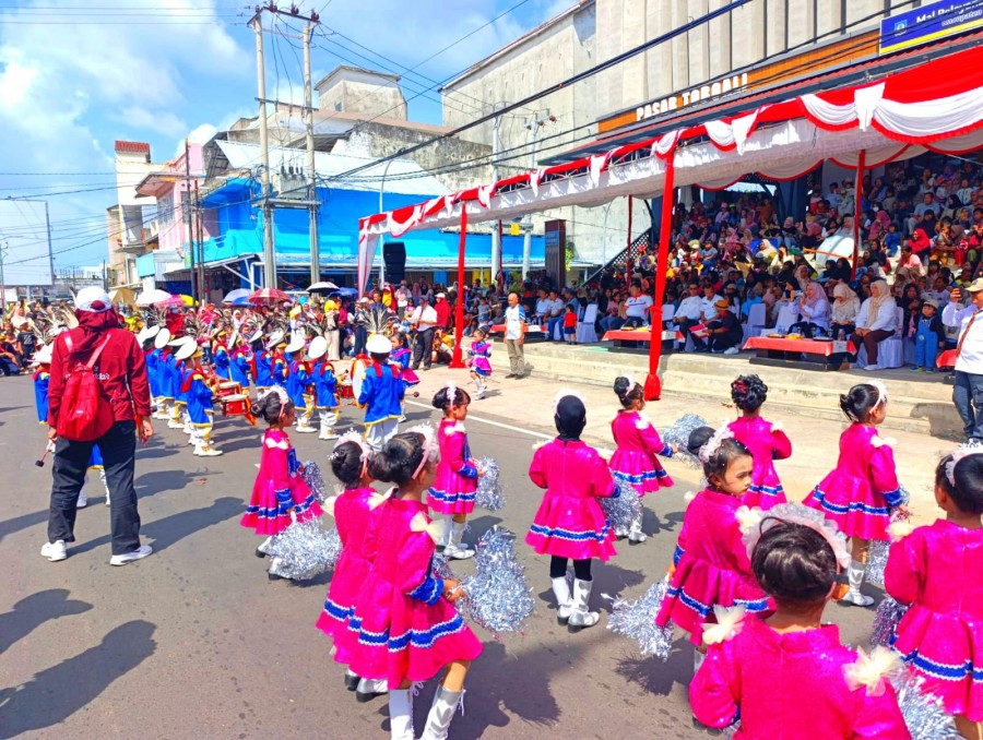 Street Parade Drumband TK Meriahkan HPN 2026 dan HUT ke-23 Kabupaten Bangka Selatan