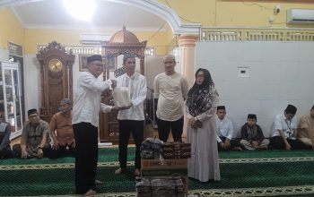Safari Ramadan di Kayu Arang, Wabup Yus Derahman Salurkan Santunan dan Sembako untuk Warga