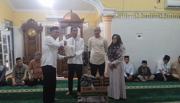 Safari Ramadan di Kayu Arang, Wabup Yus Derahman Salurkan Santunan dan Sembako untuk Warga
