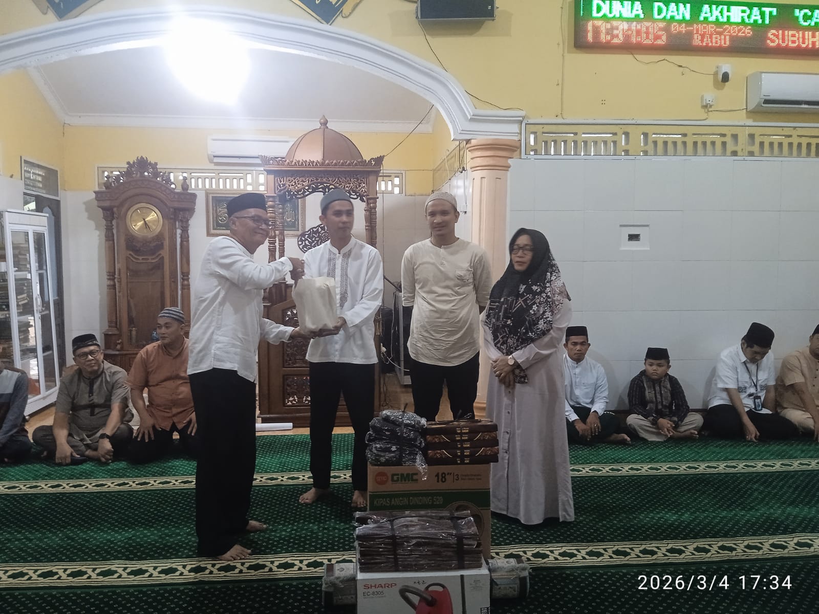 Safari Ramadan di Kayu Arang, Wabup Yus Derahman Salurkan Santunan dan Sembako untuk Warga