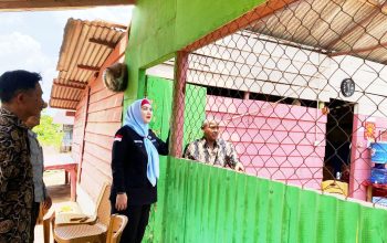 Pasca Puting Beliung di Desa Sadai, Wabup Debby Tinjau Rumah Warga dan Salurkan Bantuan