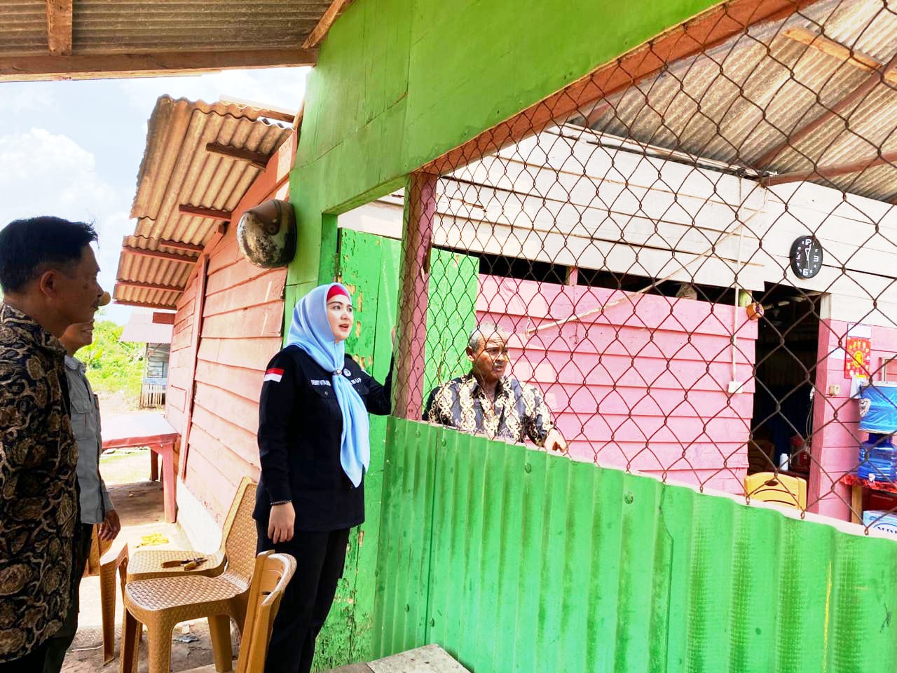 Pasca Puting Beliung di Desa Sadai, Wabup Debby Tinjau Rumah Warga dan Salurkan Bantuan