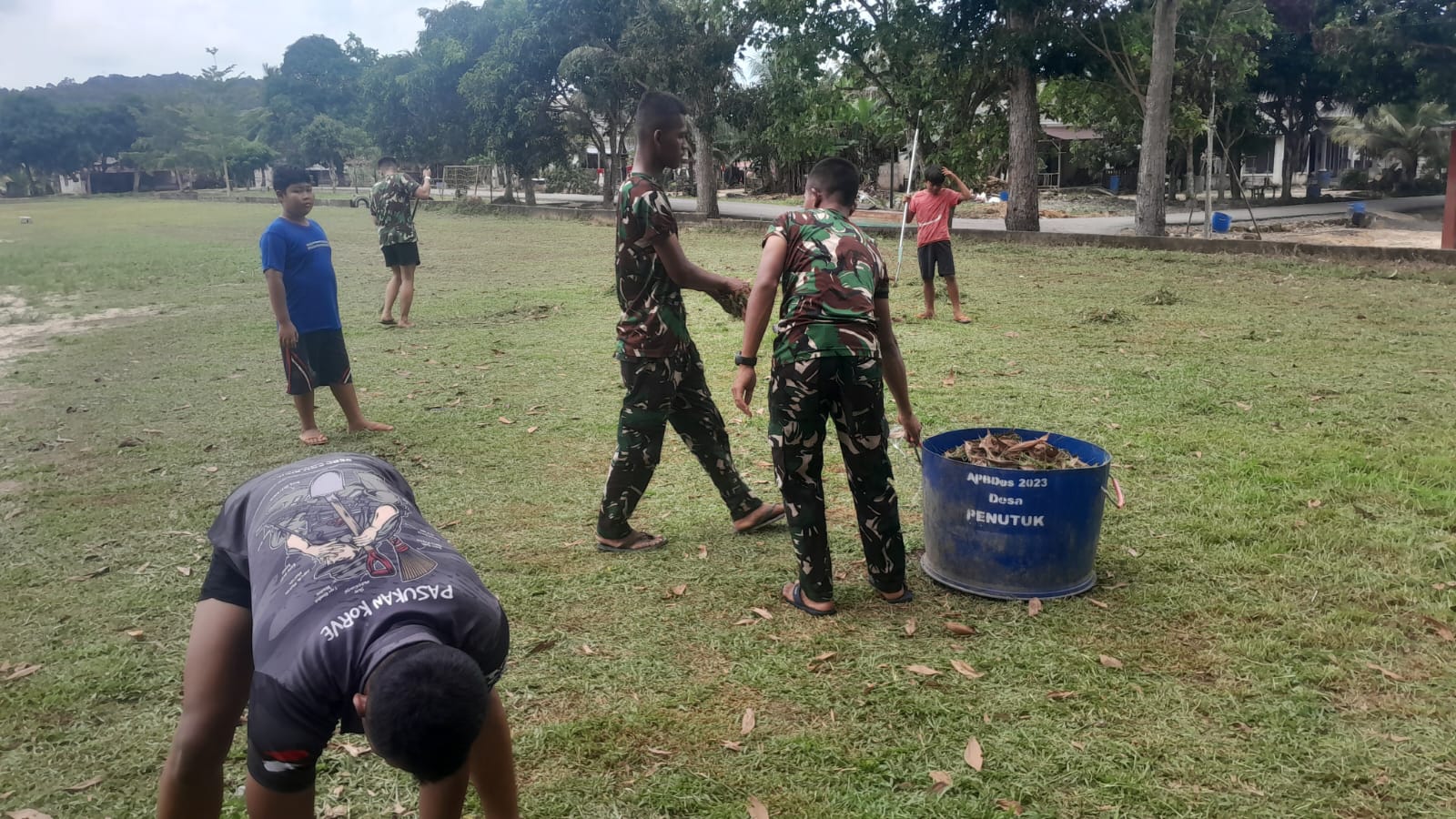 Jelang Penutupan TMMD ke-127, Satgas TNI dan Warga Bersihkan Lapangan Bola Desa Penutuk