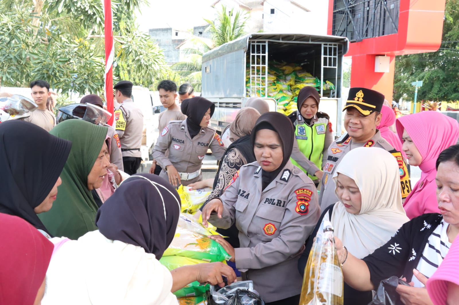 Jelang Lebaran, Gerakan Pangan Murah Polres Bangka Selatan di Simpang 5 Toboali Diserbu Warga