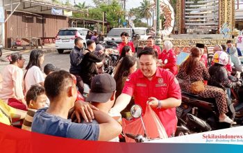 KONI Bangka Selatan Turun ke Jalan, Bagikan 200 Takjil untuk Pengendara di Simpang Gesos Toboali