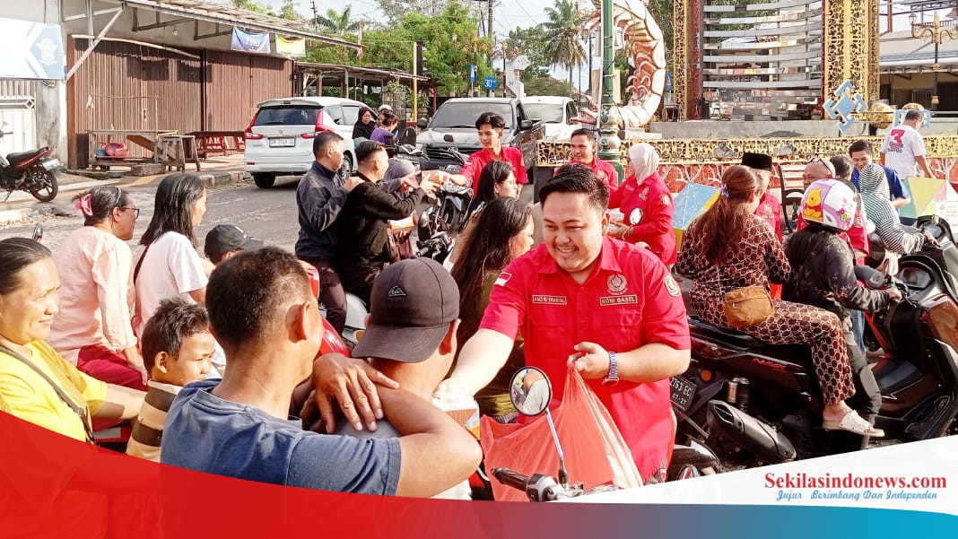 KONI Bangka Selatan Turun ke Jalan, Bagikan 200 Takjil untuk Pengendara di Simpang Gesos Toboali