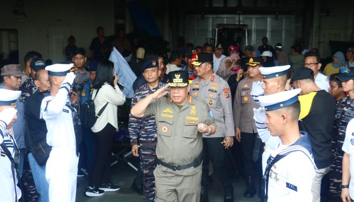 Arus Balik Gratis via Kapal Perang! Gubernur Babel Hidayat Arsani Berangkatkan Pemudik Naik KRI TNI AL ke Jakarta