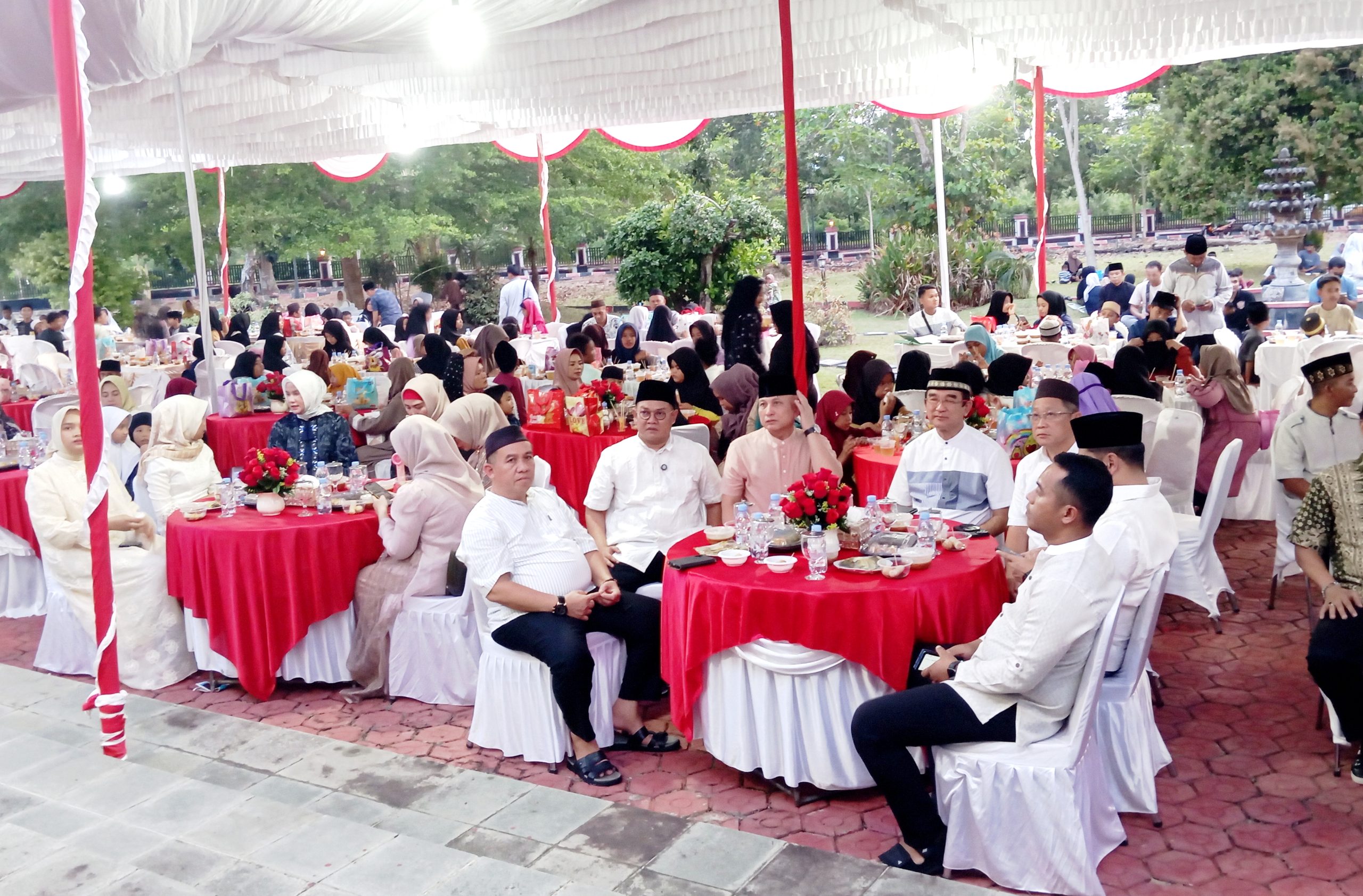 Buka Puasa Bersama 200 Anak Yatim, Riza Herdavid: Doa Mereka Jadi Kekuatan Bangka Selatan