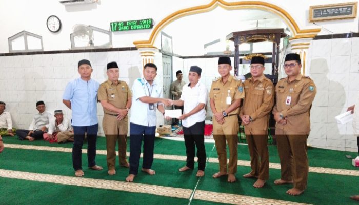 Pemerintah daerah dan PLN berbagi bantuan sosial bagi warga Pulau Mendanau