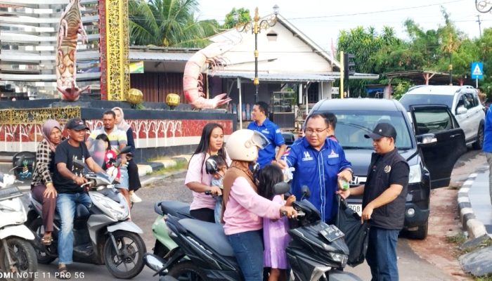 Demokrat Bangka Selatan Gandeng PWI dan IJTI Tebar Takjil Ramadan di Toboali