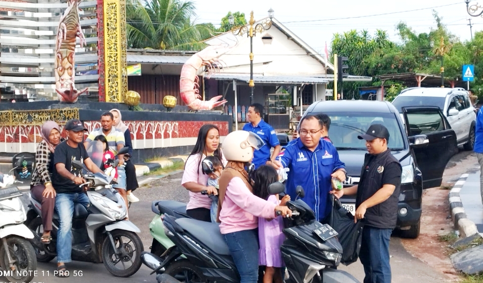 Demokrat Bangka Selatan Gandeng PWI dan IJTI Tebar Takjil Ramadan di Toboali