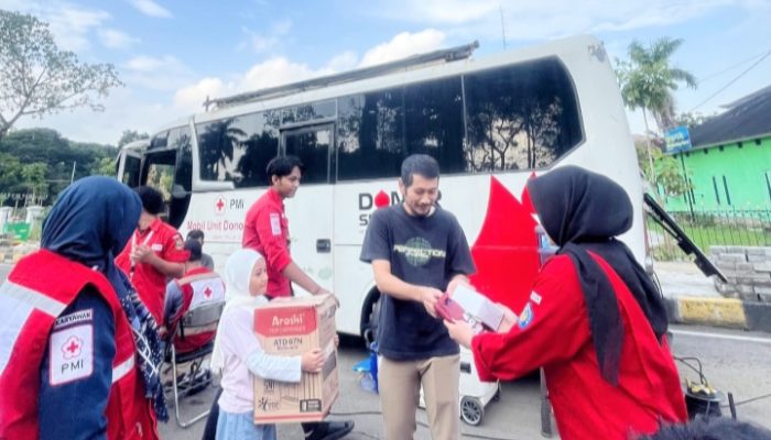 Relawan KSR PMI Cilegon Gelar Donor Darah dan Bagikan 250 Takjil di Depan Kodim 0623