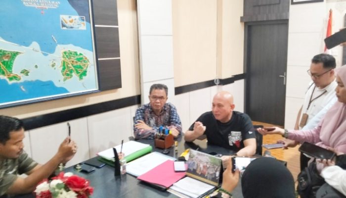 DPRD imbau masyarakat tidak panik menghadapi isu kelangkaan LPG dan BBM.