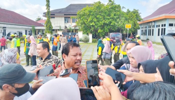 Bantuan sembako diberikan sebagai bentuk apresiasi kepada petugas kebersihan yang tetap bekerja