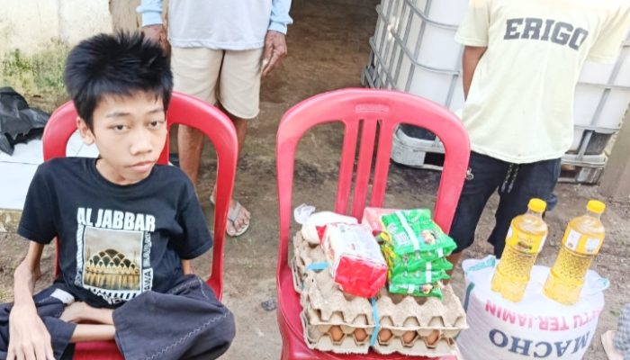 Harapan Warga Miskin Mancak kepada Pemerintah Mengemuka Saat GWI Cilegon Bagikan Sembako Harapan Warga Miskin Mancak kepada Pemerintah Mengemuka Saat GWI Cilegon Bagikan Sembako