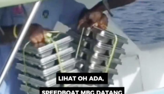 Antusiasme Anak-Anak Papua Sambut Kapal Pengantar MBG di Pesisir Danau Sentani
