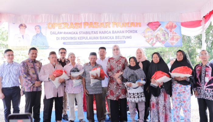 Gerak Cepat Jaga Harga Pangan Menjelang Idul Fitri, Gubernur Babel Hidayat Arsani Buka Pasar Murah dan Bagikan Sembako