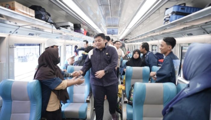Mudik Gratis Mas Kawe Berangkatkan 395 Pemudik dari Stasiun Pasar Senen dengan KA Blambangan Express