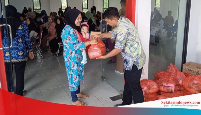 Cegah Stunting, OJK Babel Bagikan 100 Paket Nutrisi ke Keluarga di Bangka Barat