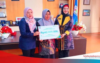 Wabup Debby Serahkan Santunan JKM Rp42 Juta untuk Keluarga Mantan Kades Sidoharjo