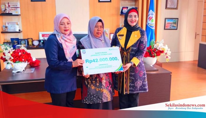 Wabup Debby Serahkan Santunan JKM Rp42 Juta untuk Keluarga Mantan Kades Sidoharjo