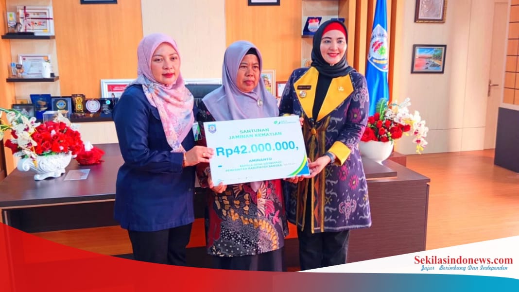 Wabup Debby Serahkan Santunan JKM Rp42 Juta untuk Keluarga Mantan Kades Sidoharjo