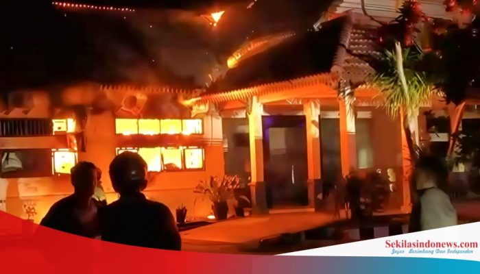 Si Jago Merah Lalap Kantor Dishub Babel, Penyebab Kebakaran Masih Misterius