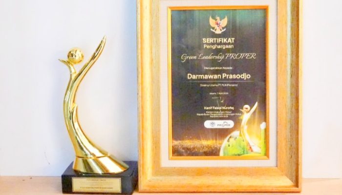 Dirut PLN Raih Penghargaan Green Leadership PROPER